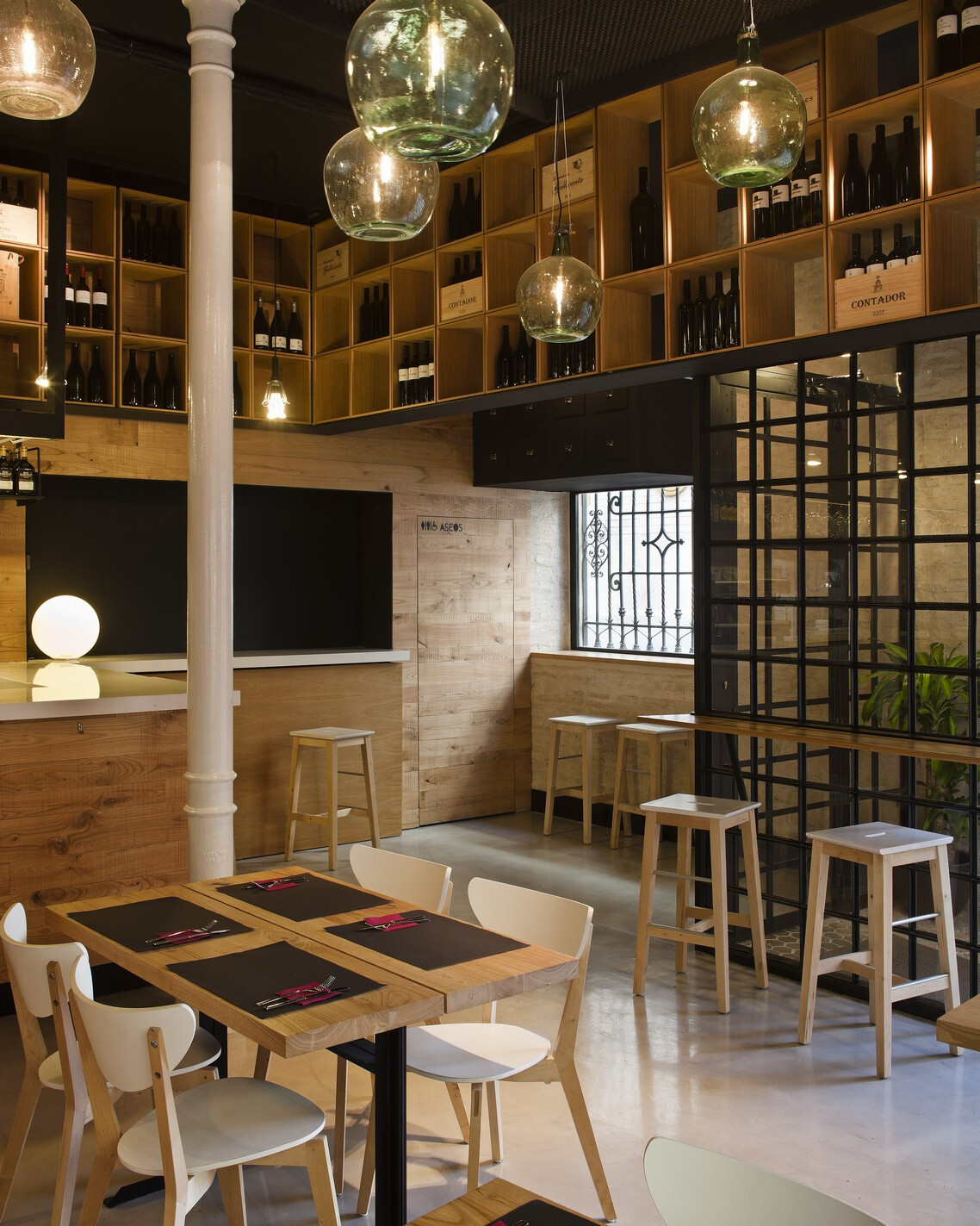 西班牙塞维利亚葡萄酒主题餐厅-25