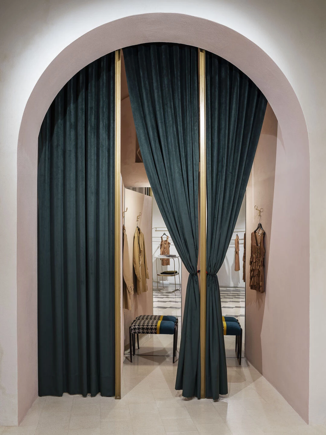 镜面幻境 · 意大利奢华服装店设计-11