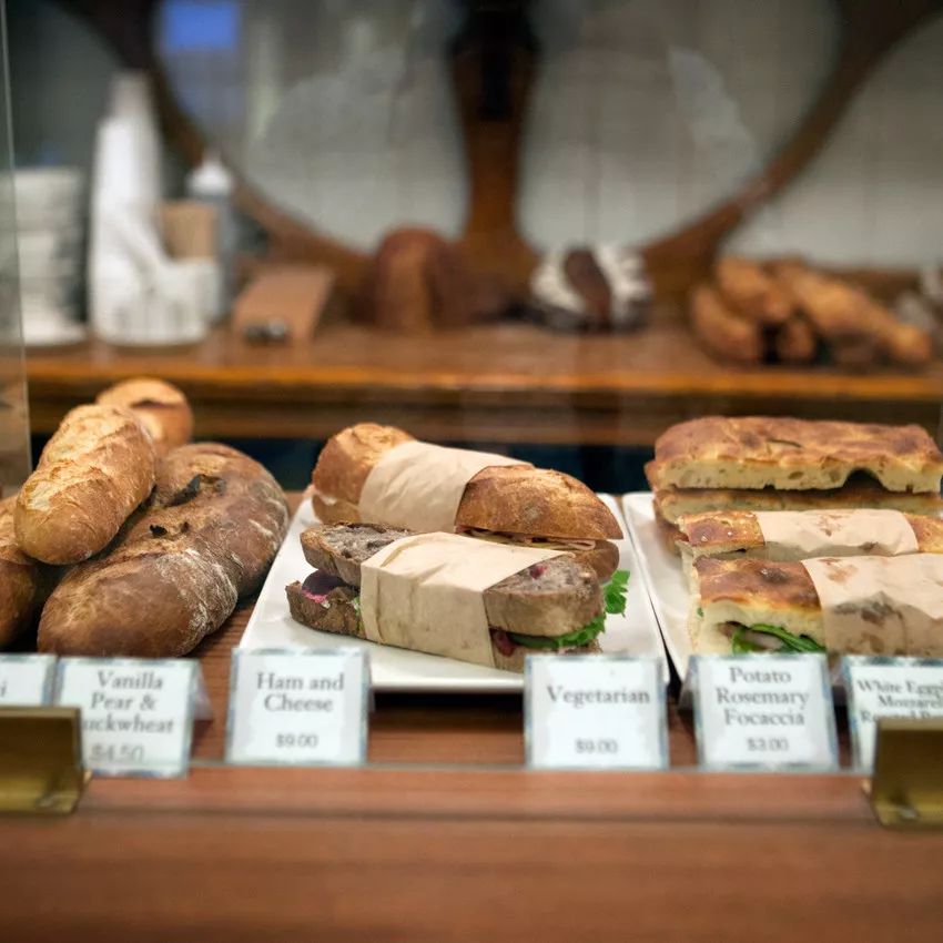 藏身在老建筑里的面包店-24