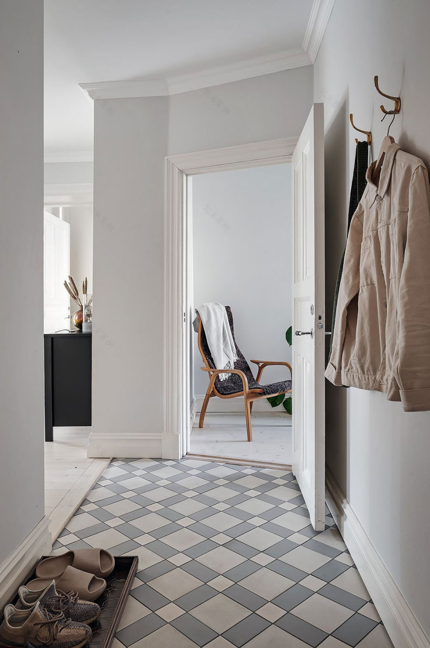 北欧风格公寓的彩色厨房设计-33