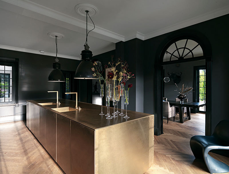 哥本哈根黑色家居中的大胆黄铜厨房-5