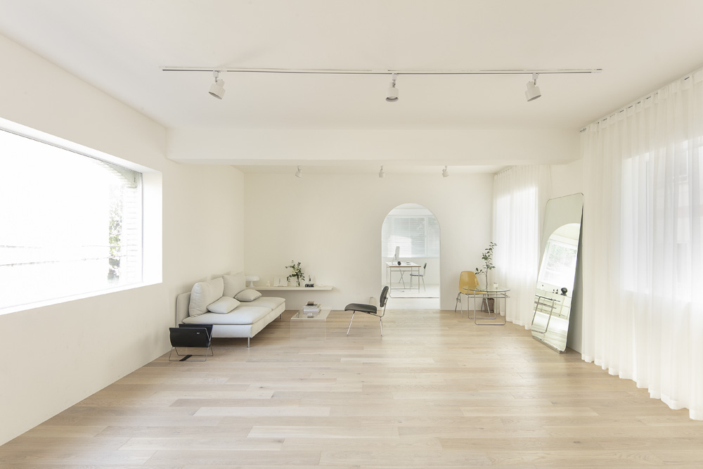"白色与木色的高级 27 平米工作室"-10