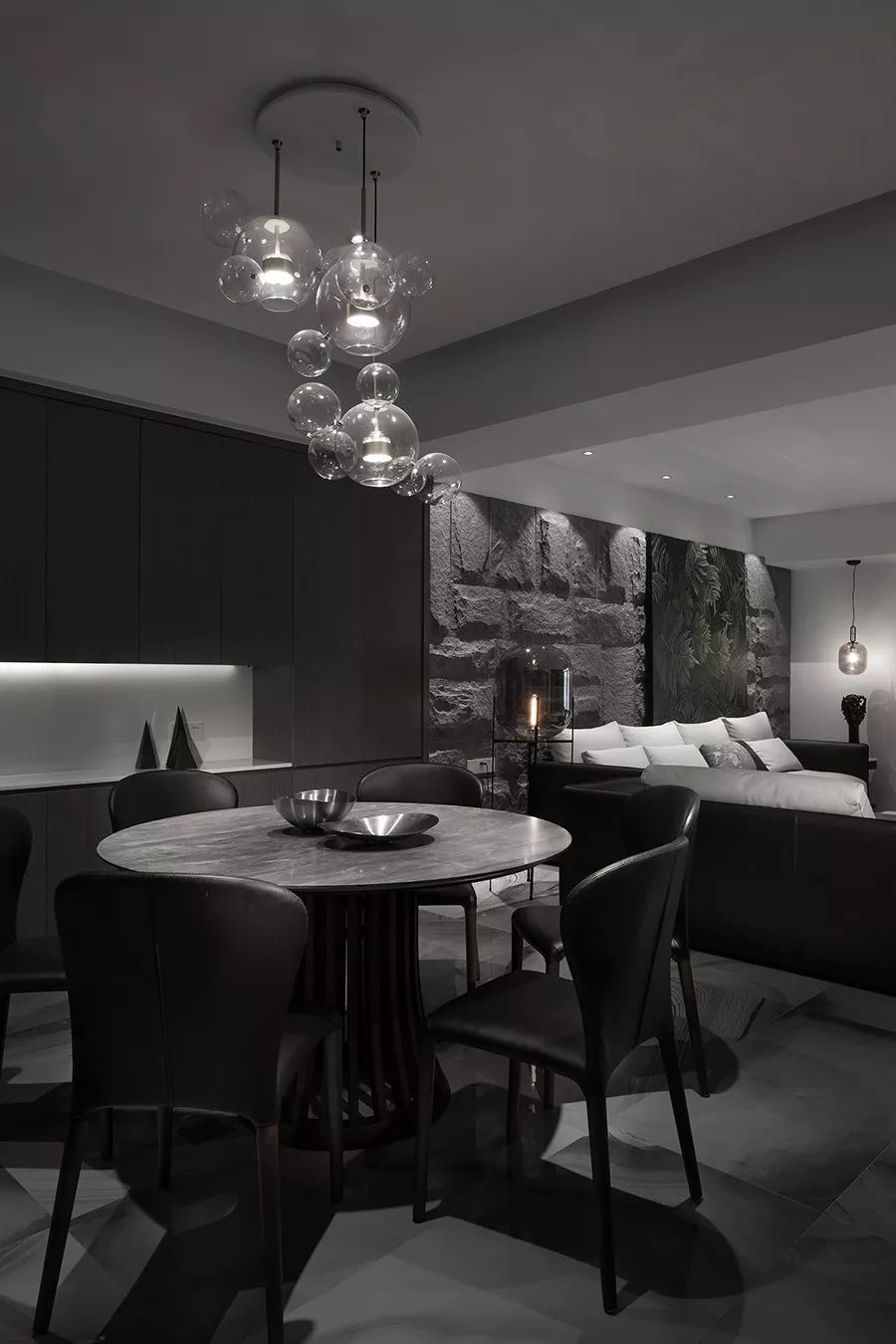 质感源·C 宅 | 黑色神秘魅力的戏剧性空间-14