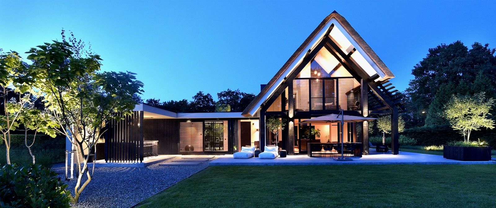 Eigentijdse tuin aan het water-1