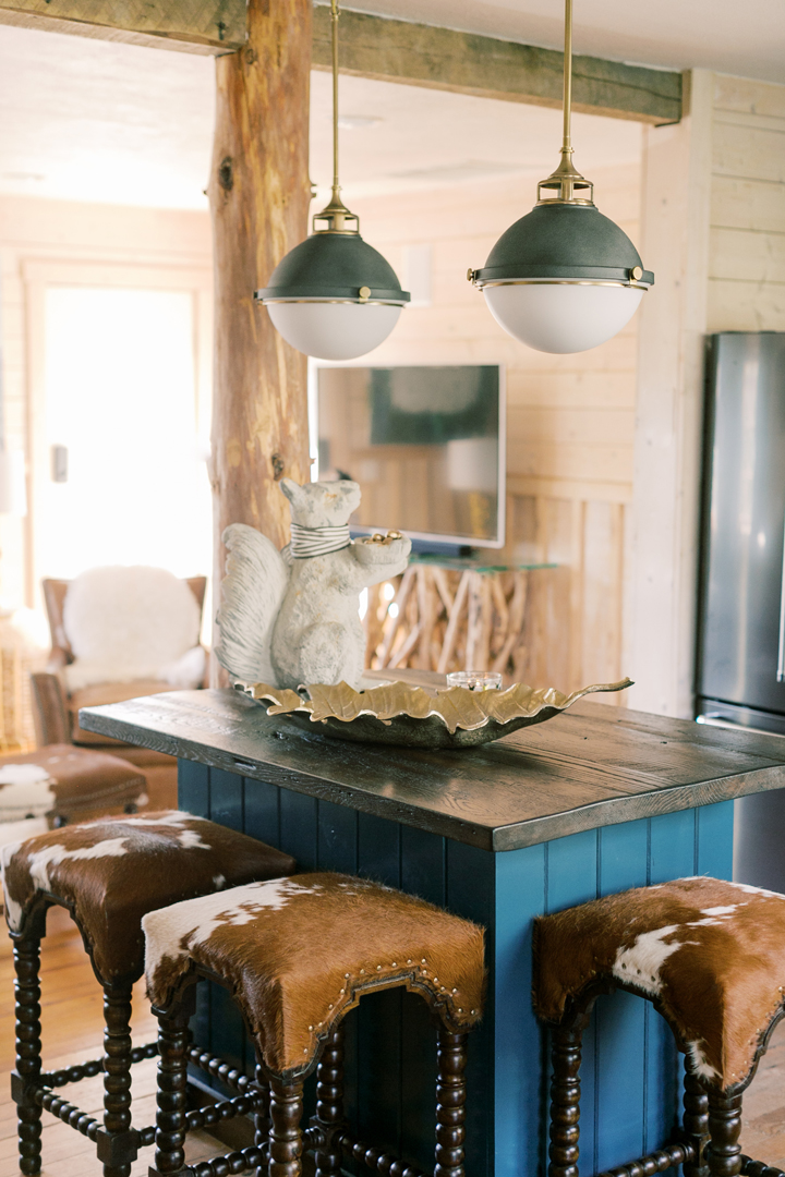 Stunning turquoise home called Acorn Falls Cottage built in the mountains by Ballard Design 由BallardDesign在山上建造的青绿色房子叫AcornFalls小屋。-23