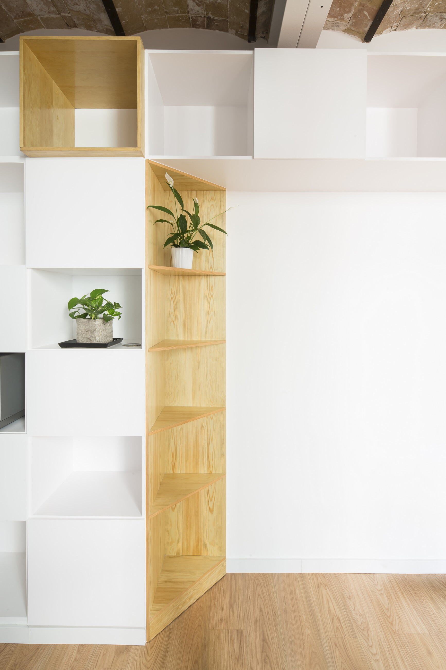 巴塞罗那旧宅翻新，打造室内外一体化生活空间-17