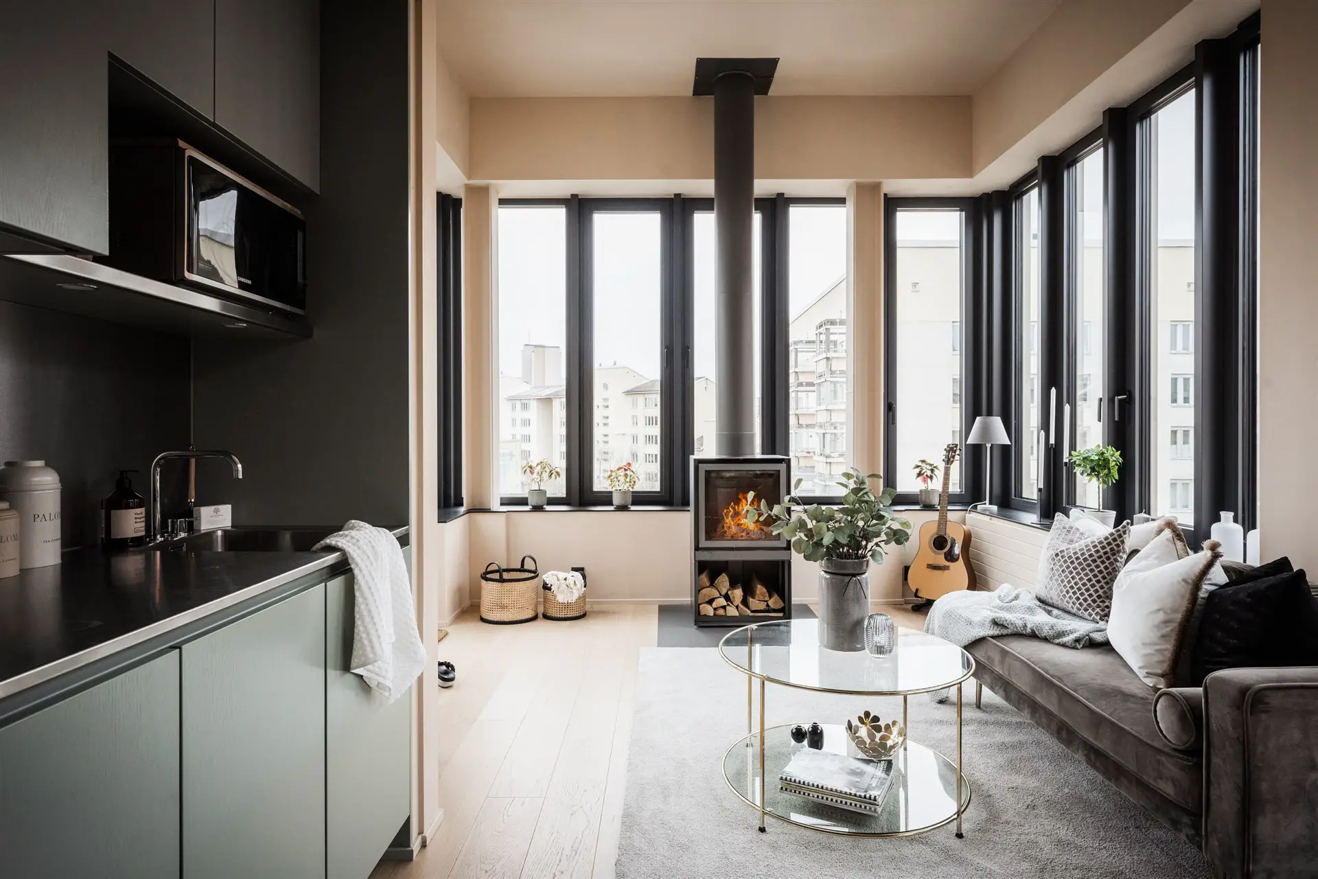 瑞典 37m2 屋顶小屋 | 工业风独立空间,4 米高天花板与 72m2 露台-2