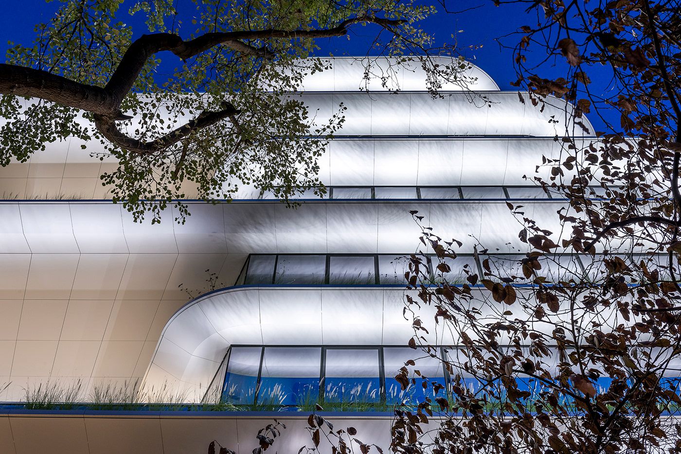 雅典夜色中的"轨道"办公园区-11