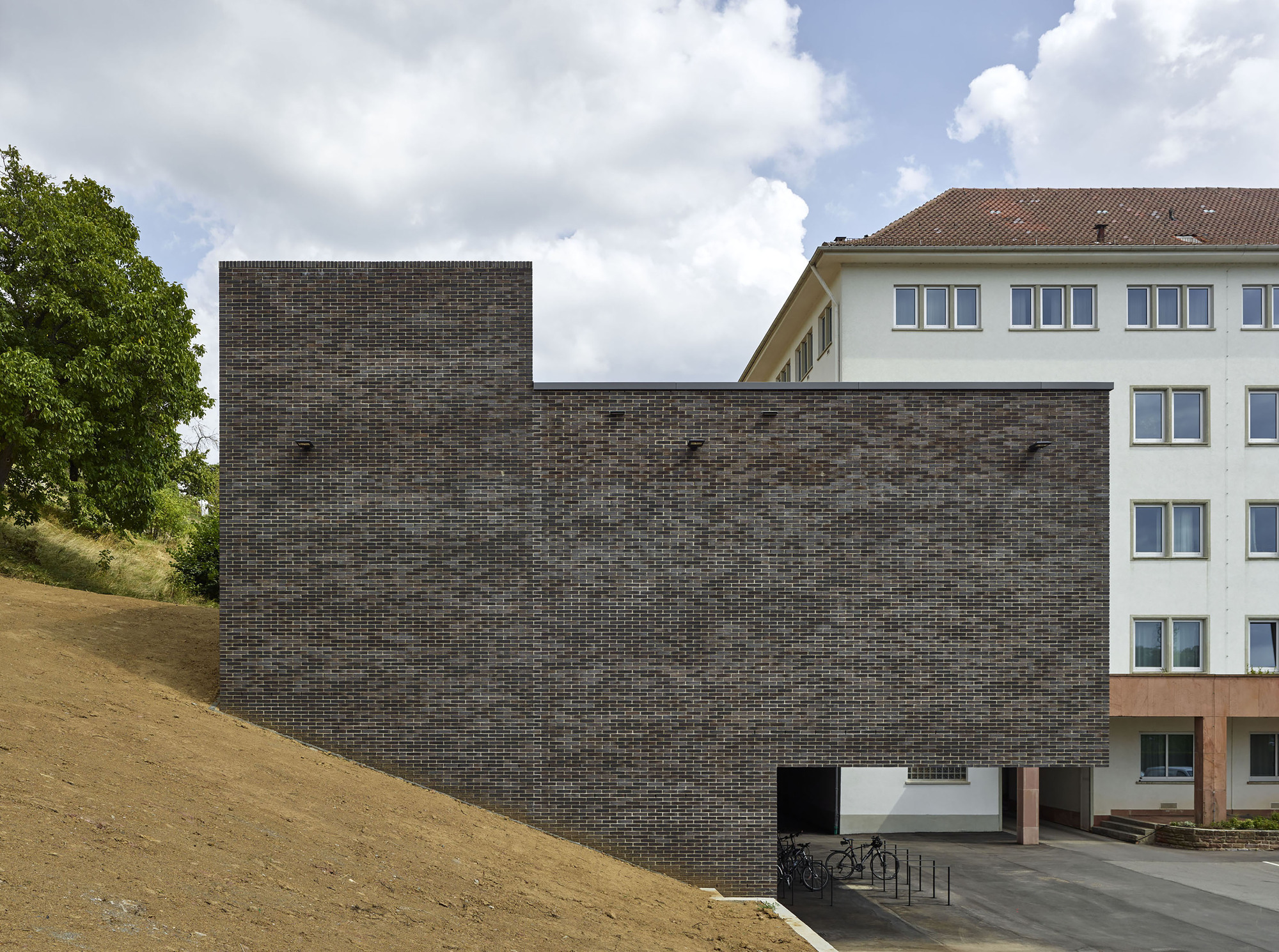 独立高效的安全中心-1