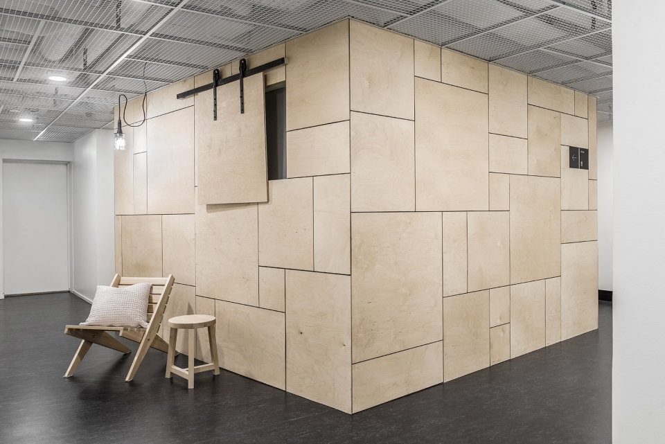 芬兰 Jyväskylä 旅馆·极简生态的共享空间-15