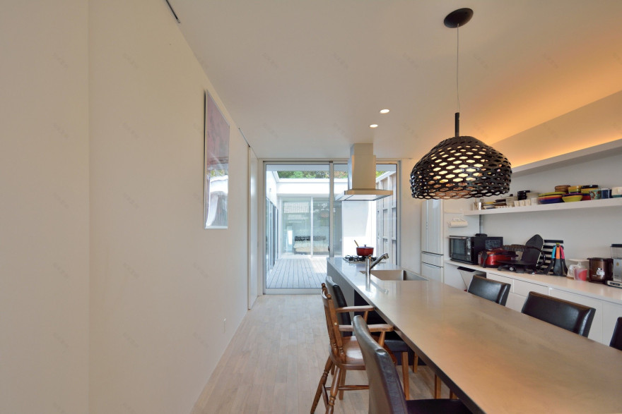 日本长型场地上的简约木质住宅-18