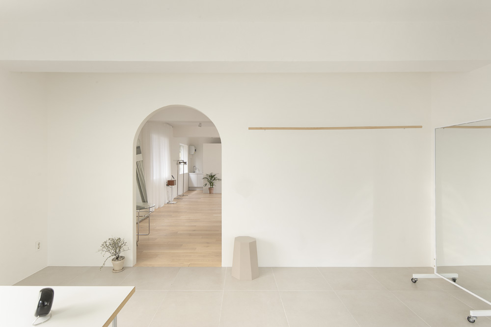 "白色与木色的高级 27 平米工作室"-16