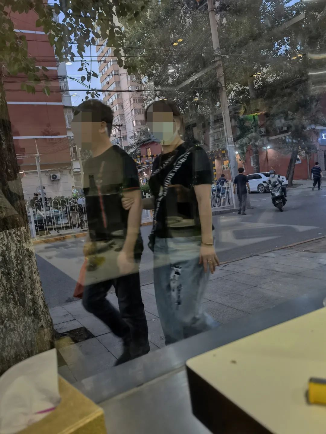 异乡夜色 · 小店的千姿百态丨黄兴国-24