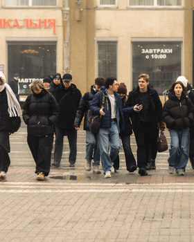 Возле пешеходного перехода. Near a pedestrian crossing.