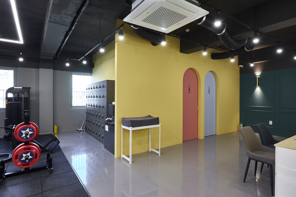 “韩国 YFIT 健身中心，色彩斑斓的室内设计引人注目”-13