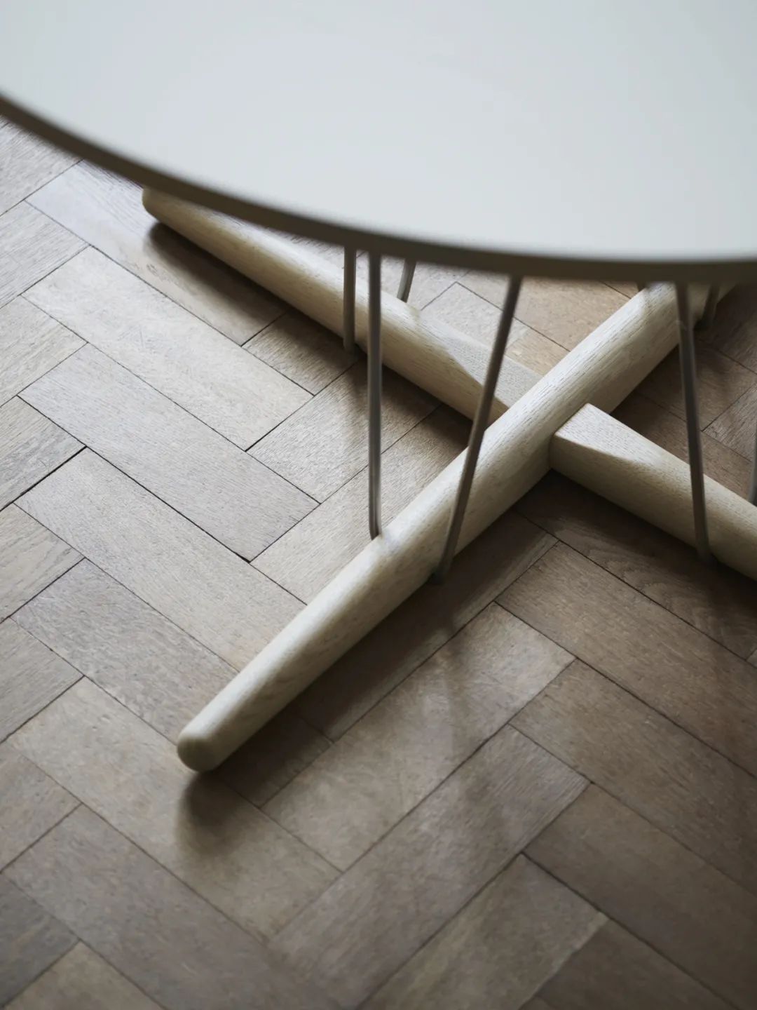 漂浮的木质餐桌丨澳大利亚设计三人组 EOOS-9