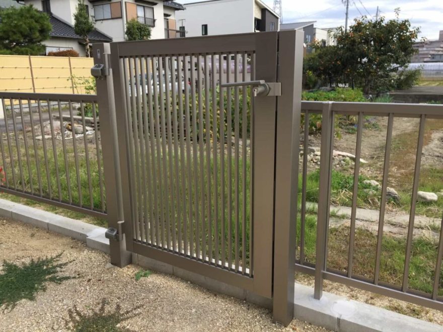 縦格子の目隠しアルミフェンスでプライバシーを確保した外構-44