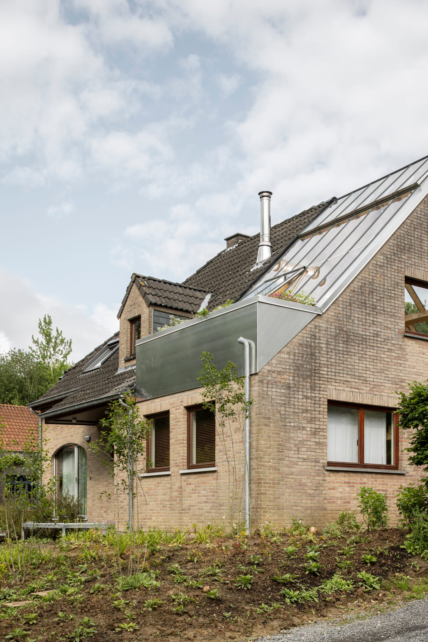 Hé Architectuur Transform 1990s Belgian Fermette with Rrammed Earth Walls and Winter Garden.-27