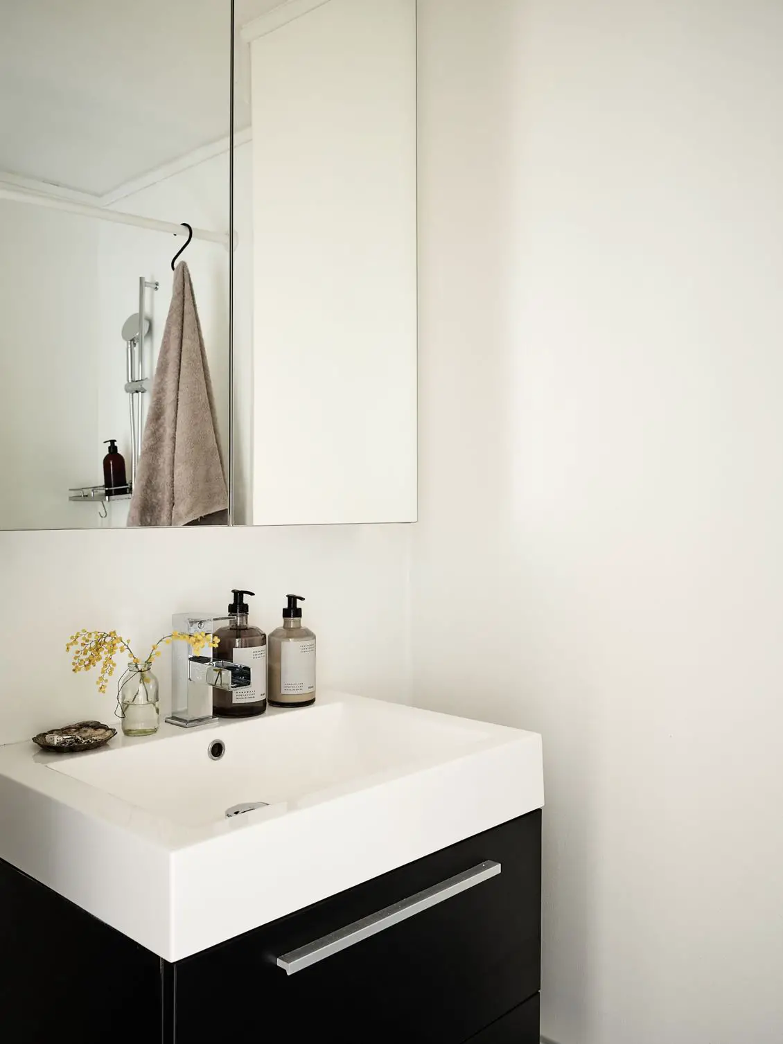 瑞典 35m2 黑白雅致工作室 | 现代而不冷淡的典范-15