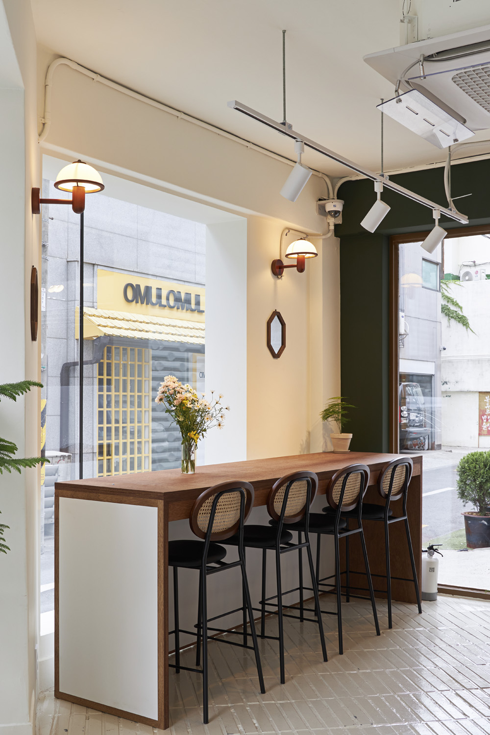 简约白与木的优雅融合 | 12 平米咖啡模型装修费用-12