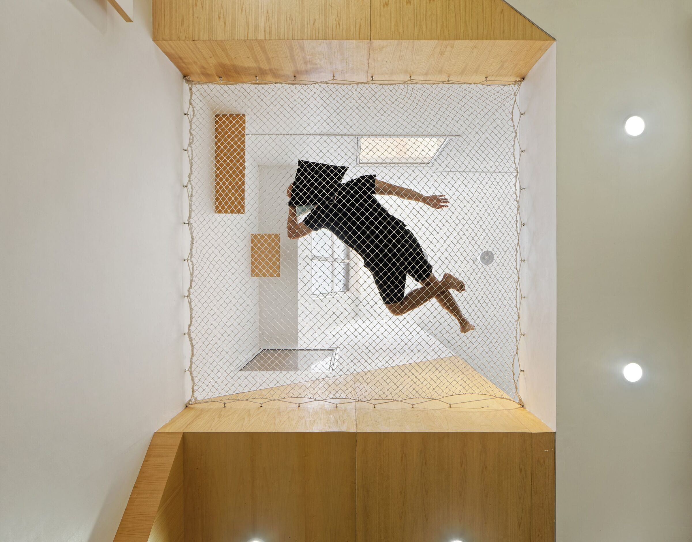 印尼狭地住宅，三角天花板创造宽敞空间-36