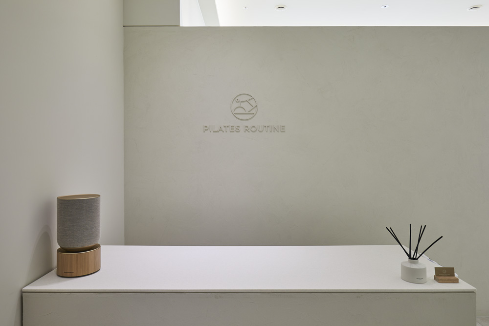16 坪高级氛围的白色&木纹瑜伽学院室内设计-11