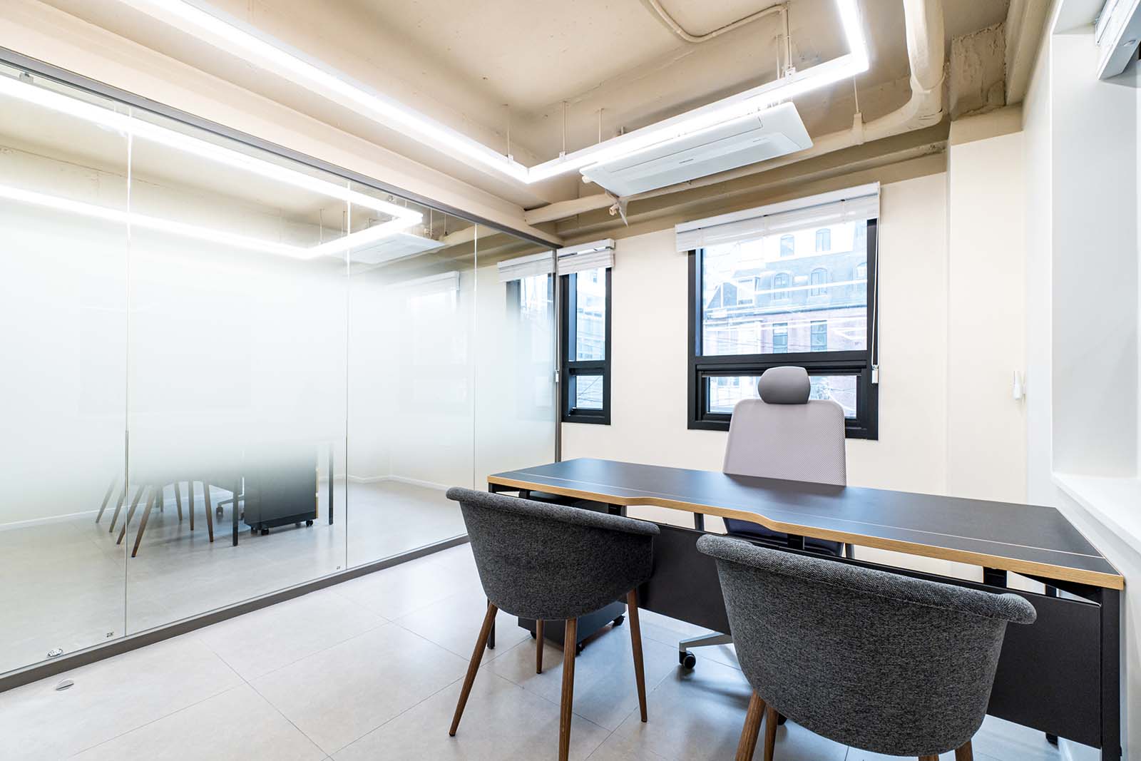 白色与木色的极简共享办公室-16