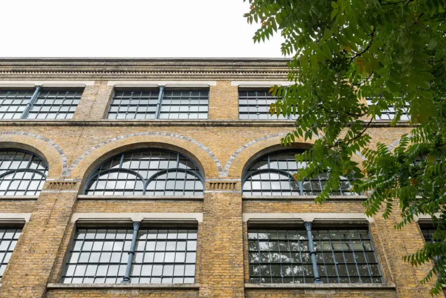 伦敦中心砖式拱窗优雅阁楼设计-18