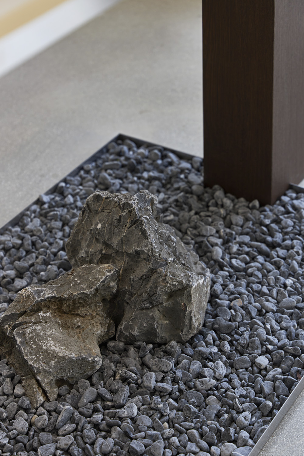 白色木纹打造宁静咖啡厅空间-18