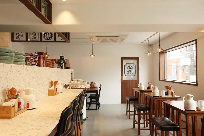 26 平现代日式料理店，打造温馨雅致用餐空间-3