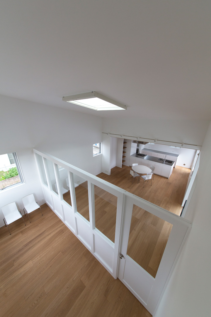 日本 Shiga 极简住宅 | 1.5 楼台打造私密户外空间-8