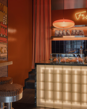 纯咖啡；原味咖啡（注：Frank 在这里可能是 纯的、原味的 意思，但不确定是否有特殊语境，如果结合特定品牌等情况可能有不同含义） 丨乌克兰基辅丨Yana Molodykh