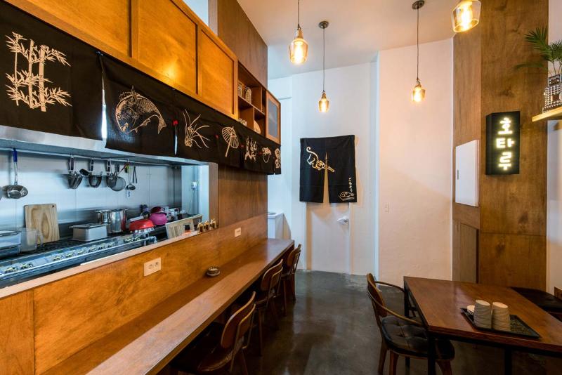 15 坪韩式快餐店 木质与灯光的完美结合-9