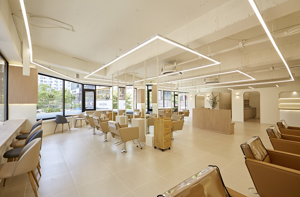 白色与木质的美容院设计-5