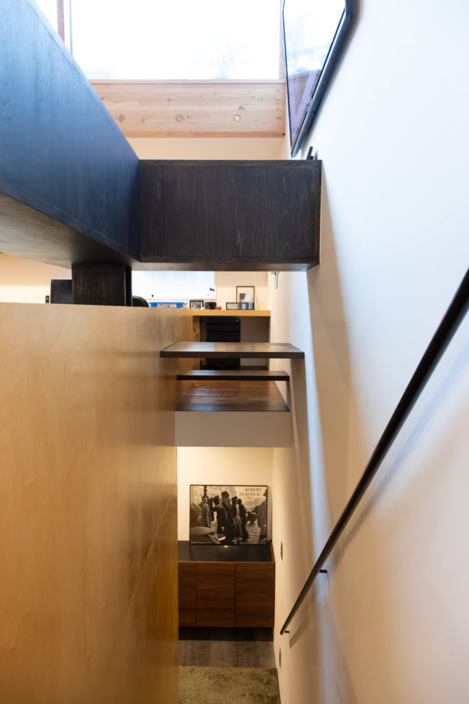 家族がほどよくつながる多目的な高床と空庭をもつ職住一体の住まい | Style of Life | 100%LiFE-18