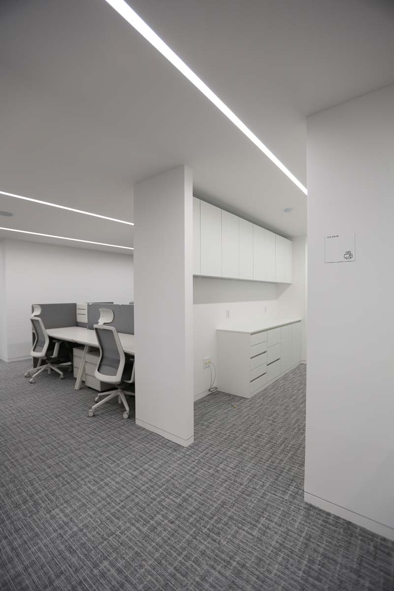 明亮灯光凸显的简约办公空间设计-11