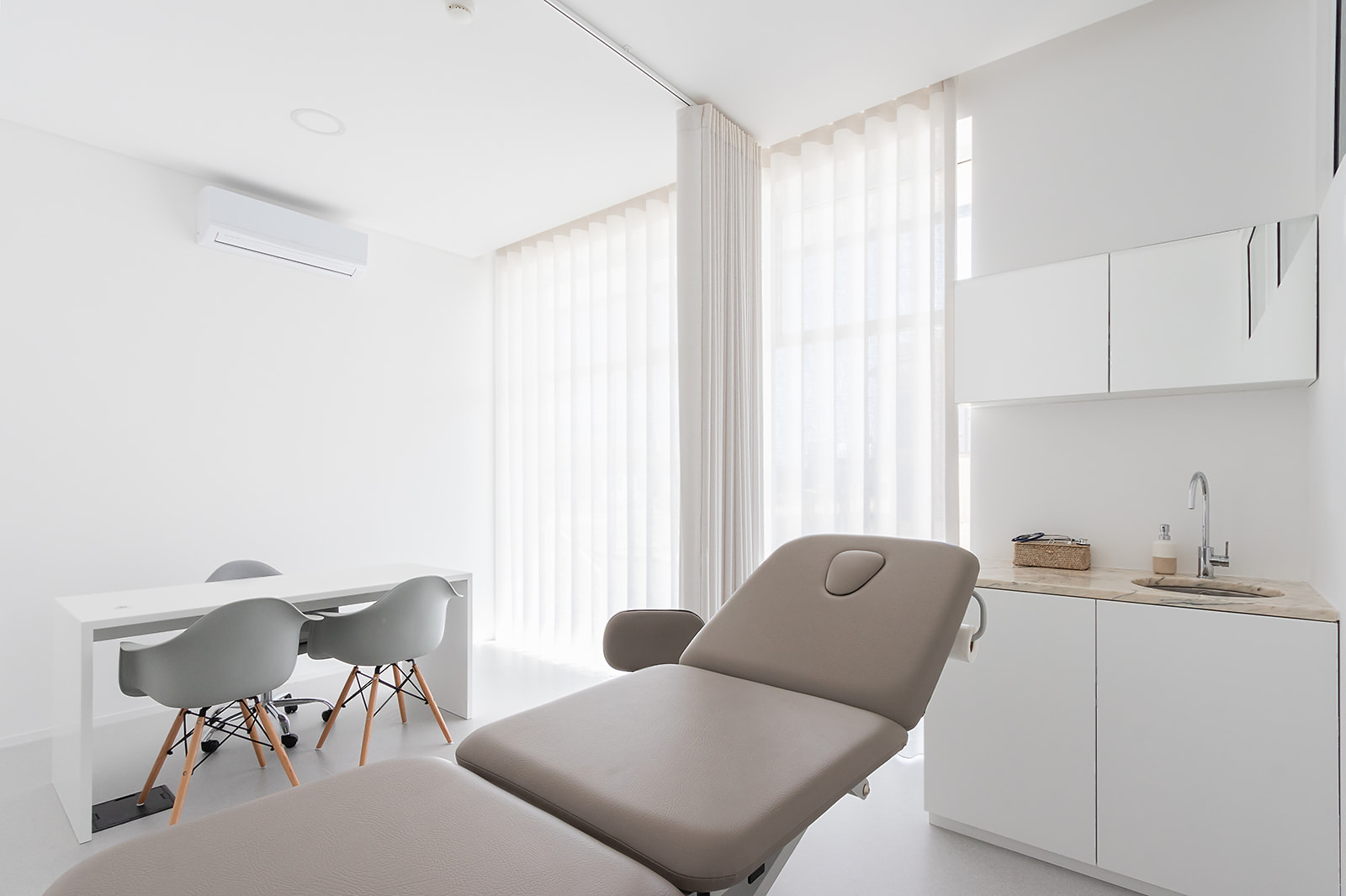 疗愈之境 · 巴西诊所的简约自然设计-21