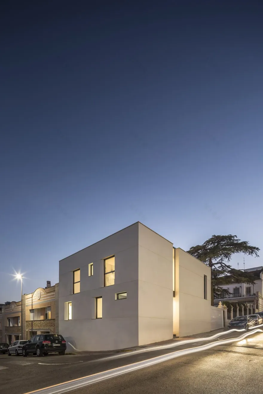 西班牙 Godella 简约现代别墅设计-22