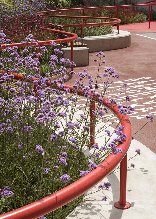 西班牙巴塞罗那 La Pau 学校广场丨Leku Studio-18