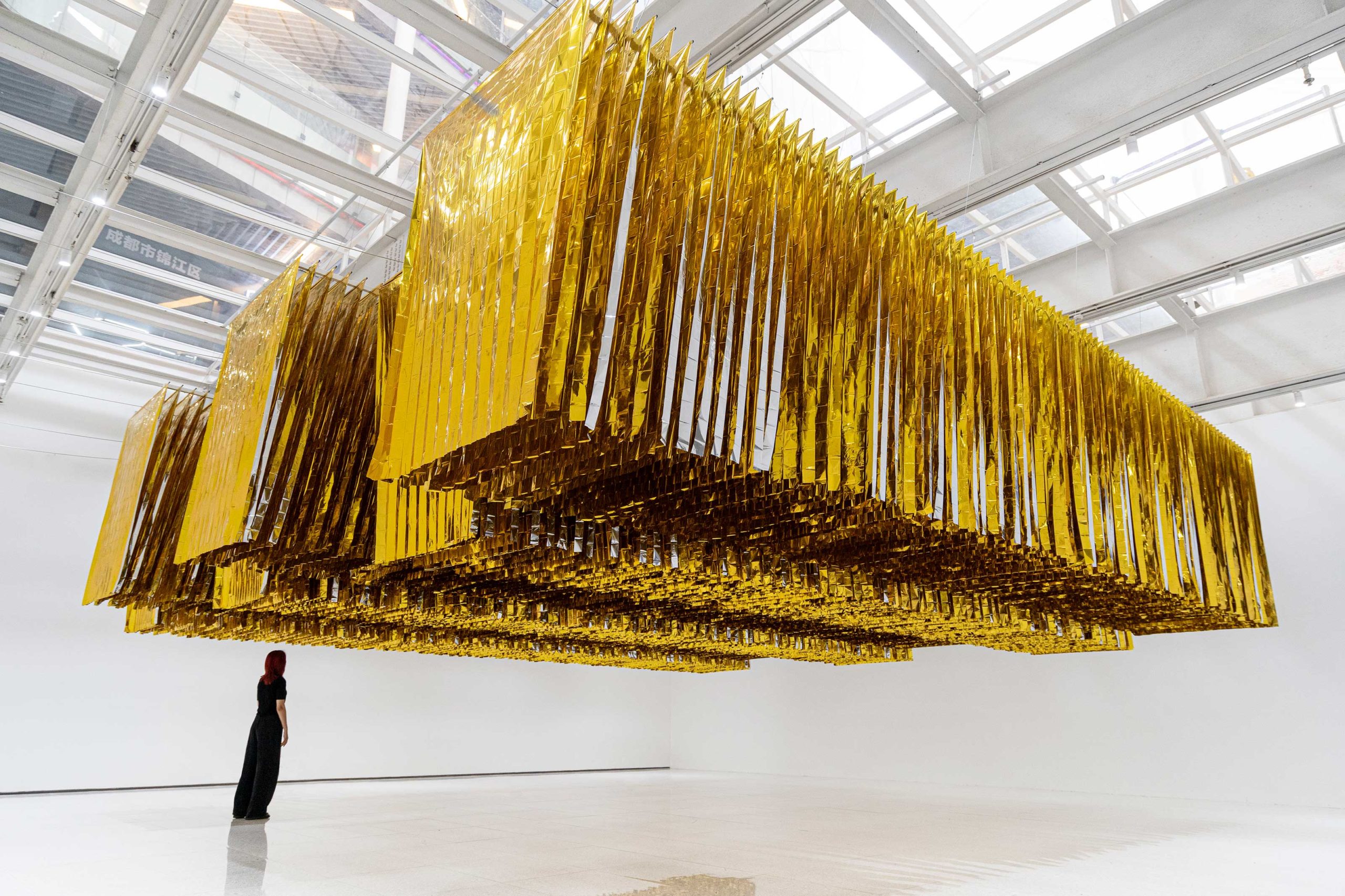 Золотые аварийные одеяла в инсталляции: уникальные художественные шедевры-1