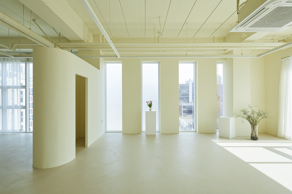 30 平米极简工作室，白色调的优雅魅力-8