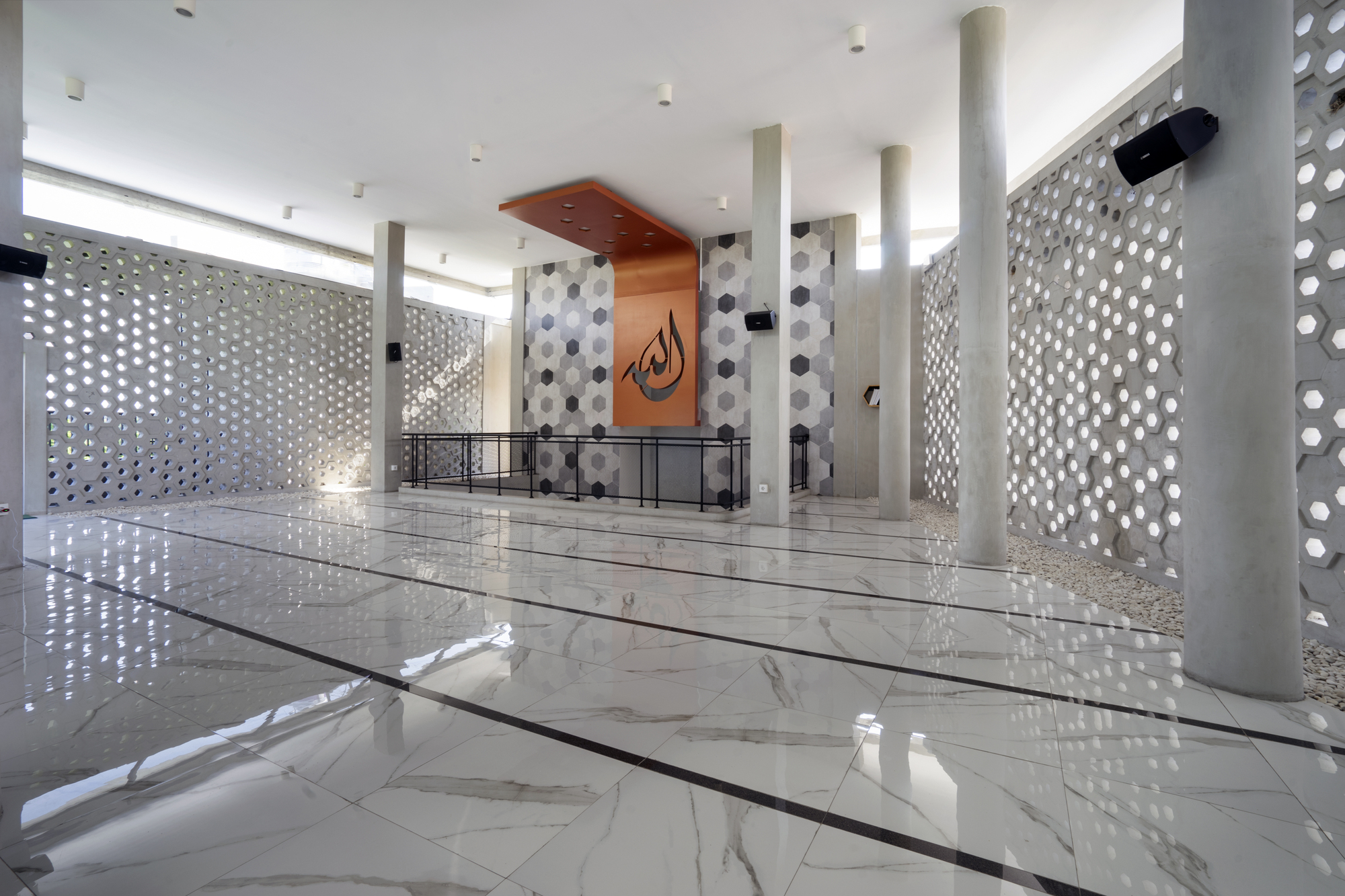 Honeycomb Mosque / Andyrahman Architect-40