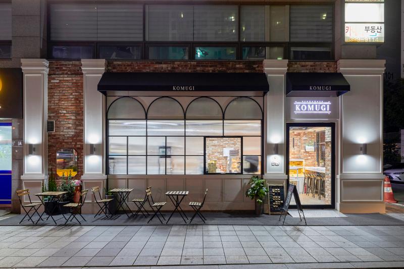 现代简约风 10 坪咖啡厅，打造温馨小空间-2