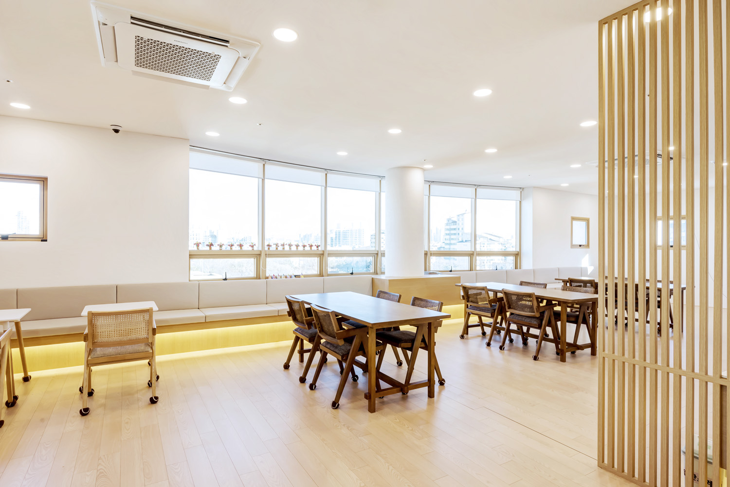 140 平明亮温馨的现代简约风格甜品店设计-7