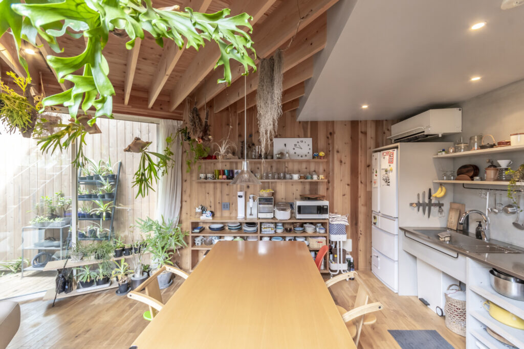 多くの緑とともに暮らす飽きの来ない家　ゆるやかにつながる空間と大きな開口でのびのびと暮らす | Architecture | 100%LiFE-1