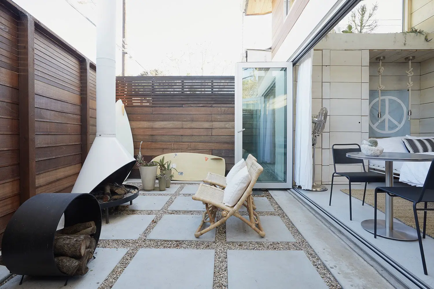 威尼斯海滩上的舒适冲浪小屋 | 一个成功的空间改造案例-12