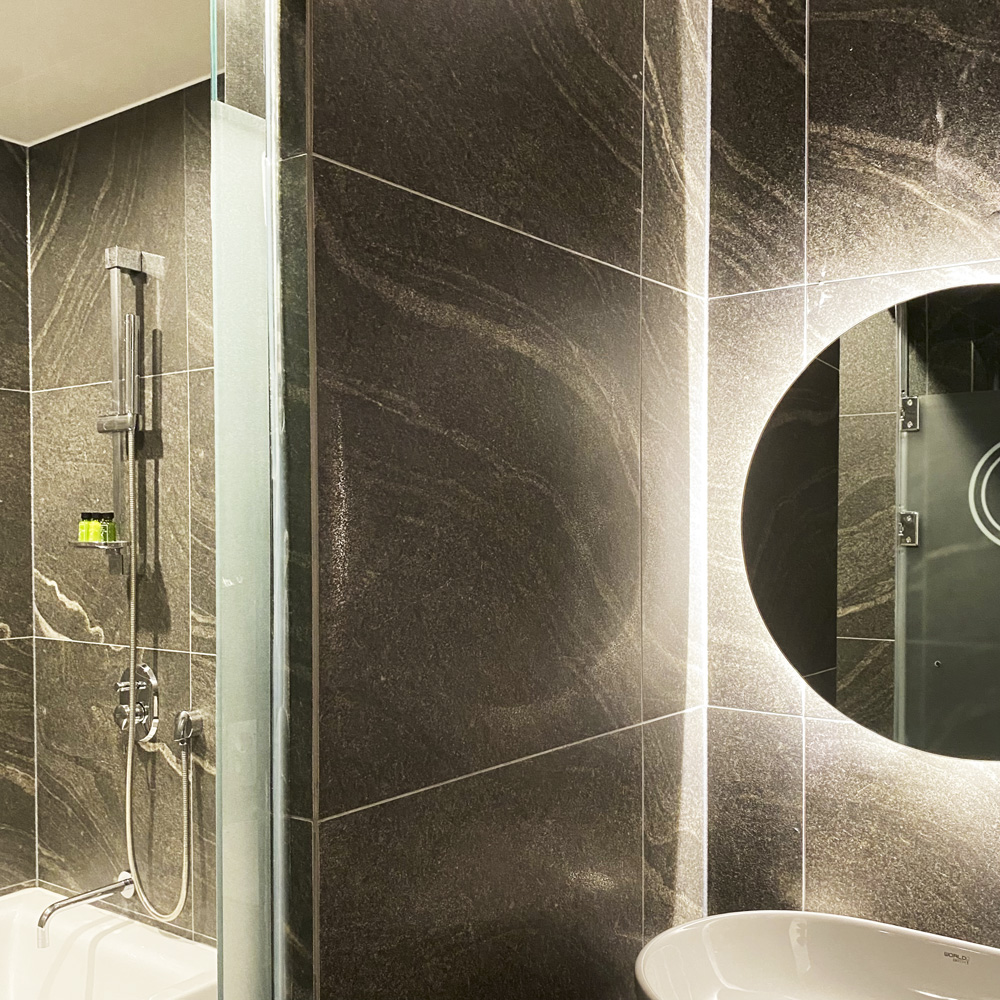 简约酒店设计典范 | 白色木纹诠释温馨空间-10