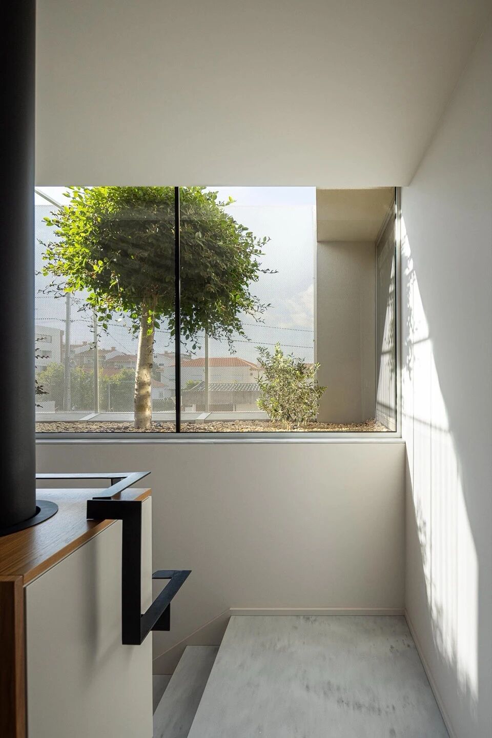 以自然采光与户外空间为核心   极简白色住宅  Arquitetura501-70