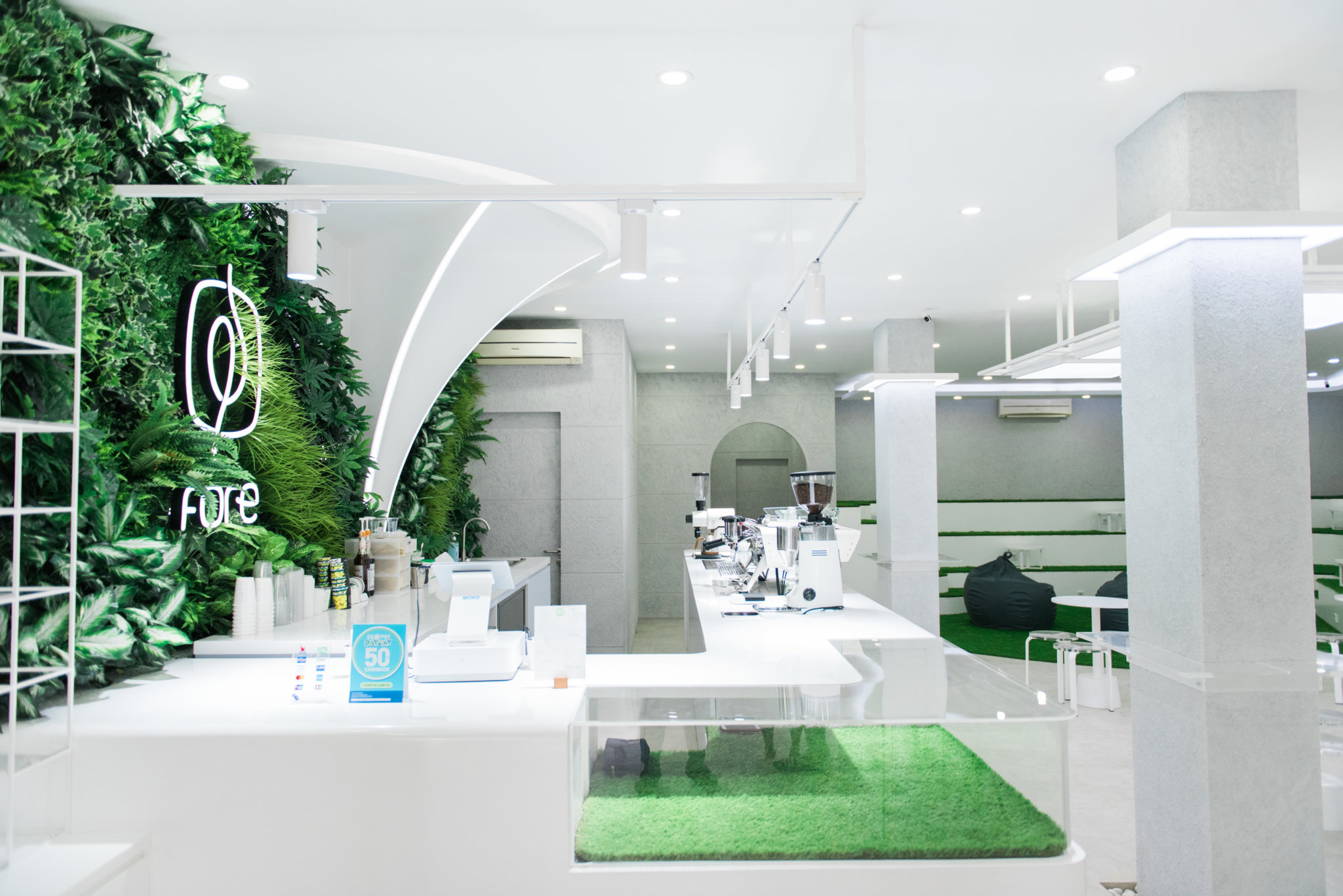 雅加达 FORE COFFEE 旗舰店 | 垂直花园、露营纹理、人工草皮的创意组合-10