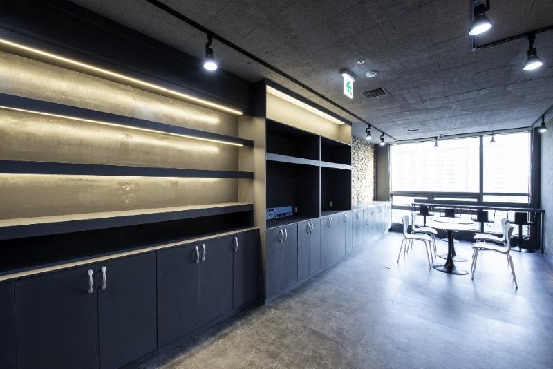 简约办公空间，照明设计提升氛围-13